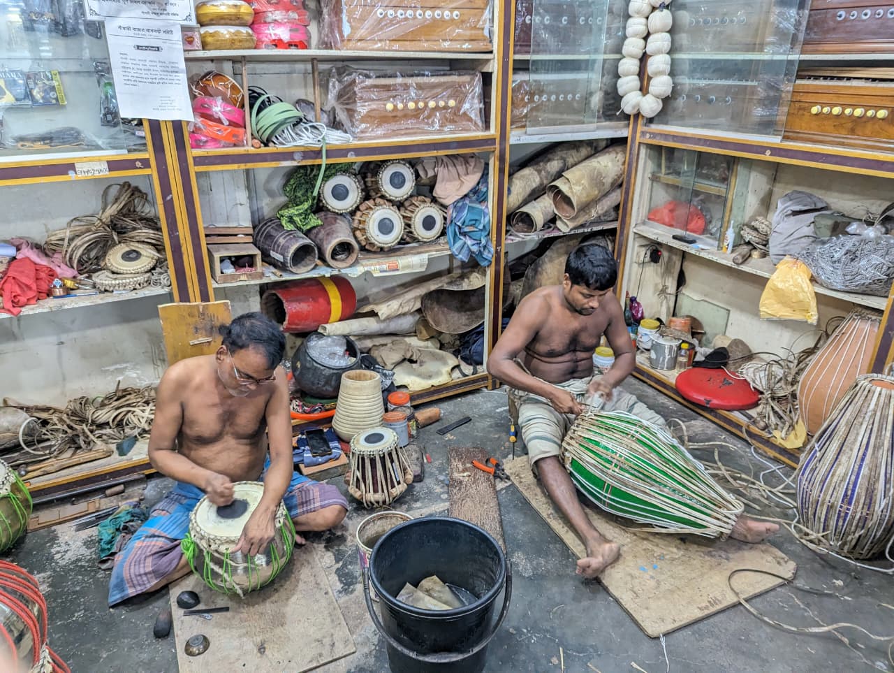 এবার পূজায় ঢাকের বিক্রি কম। তাই অন্য বাদ্যযন্ত্রেই বেশি মনোযোগ কারিগরদের। স্ট্রিম ছবি