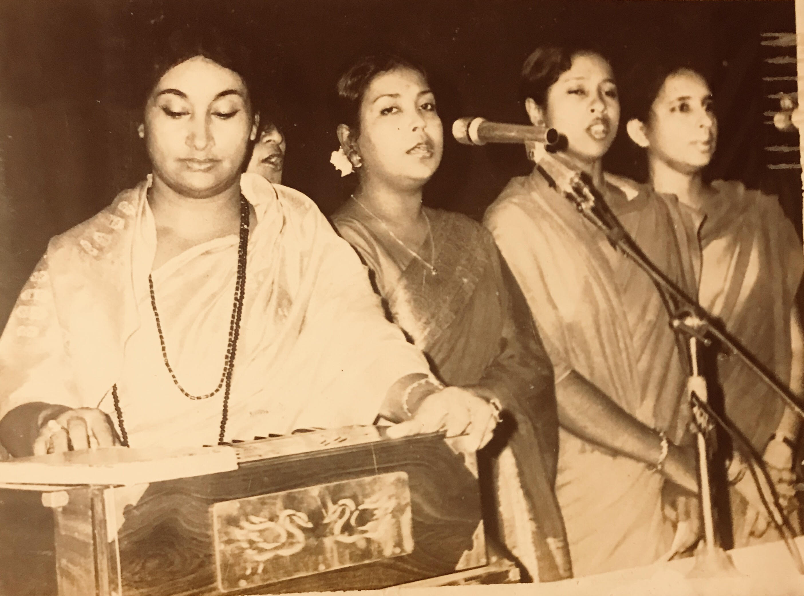 ১৯৭৩ সালে ফিরোজা বেগম। ফিরোজা বেগম আর্কাইভ থেকে নেওয়া ছবি
