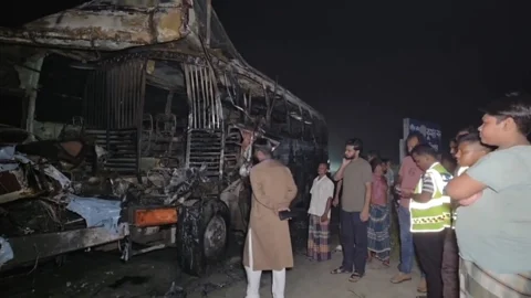 পূর্বাশা পরিবহনের একটি যাত্রীবাহী বাস আগুনে পুড়ে গেছে। ছবি: সংগৃহীত