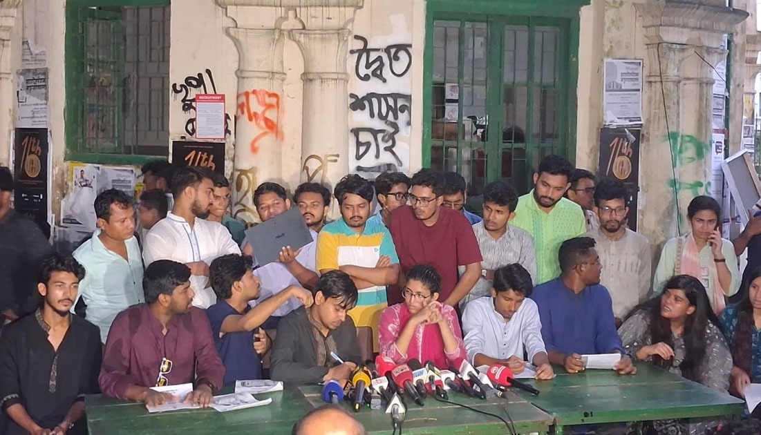 ইশতেহার ঘোষণার সময় স্বতন্ত্র শিক্ষার্থী ঐক্য প্যানেলের সদস্যরা। সংগৃহীত ছবি