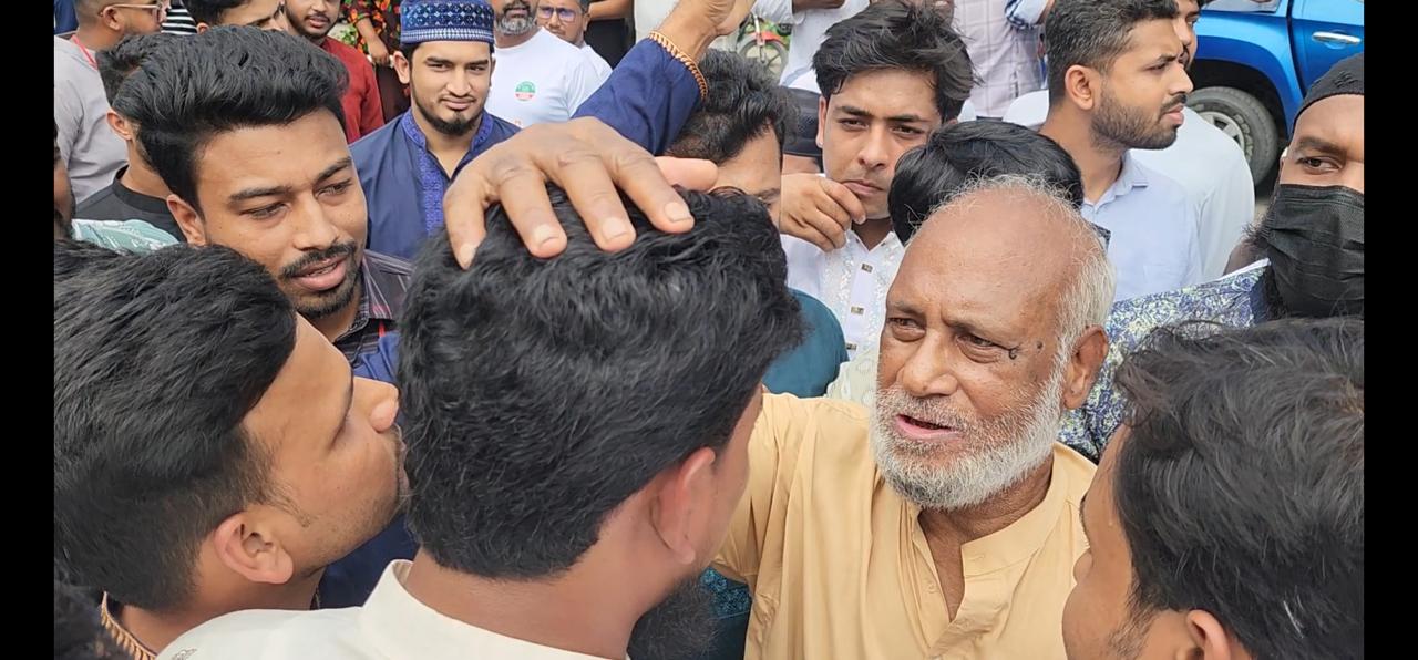 আখতারের মাথায় হাত বুলিয়ে বৃদ্ধ বললেন, ‘তোমরা যেন হেরো না, লড়াই চালিয়ে যাও’