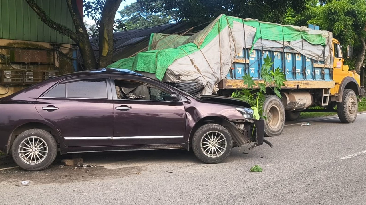 জামালপুরে দুর্ঘটনাকবলিত প্রাইভেটকার ও ট্রাক। ছবি: সংগৃহীত