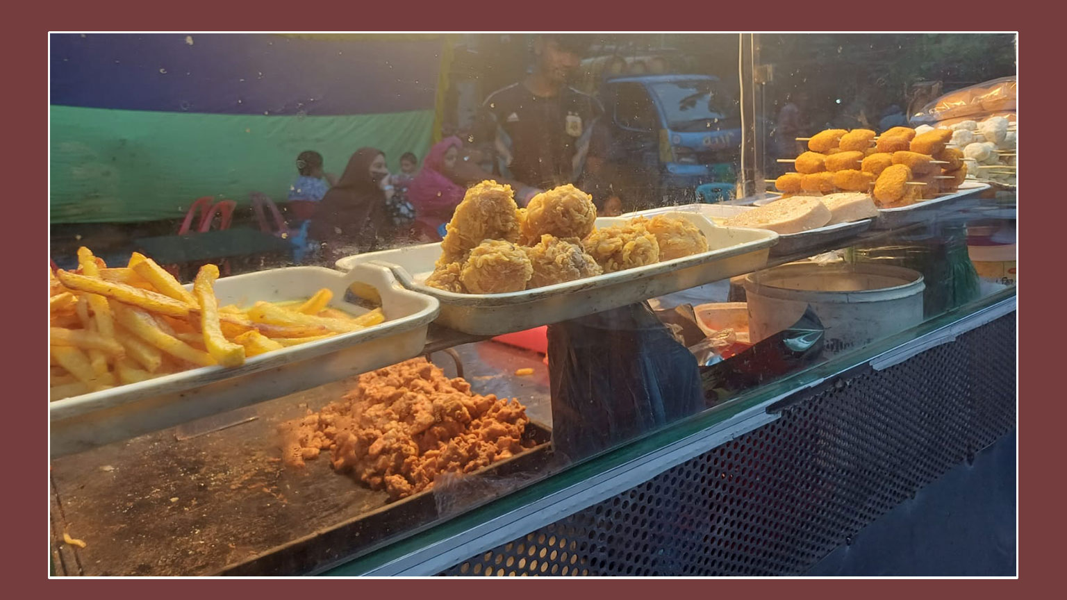 মেলায় ফাস্টফুডের একটি কার্ট। স্ট্রিম ছবি