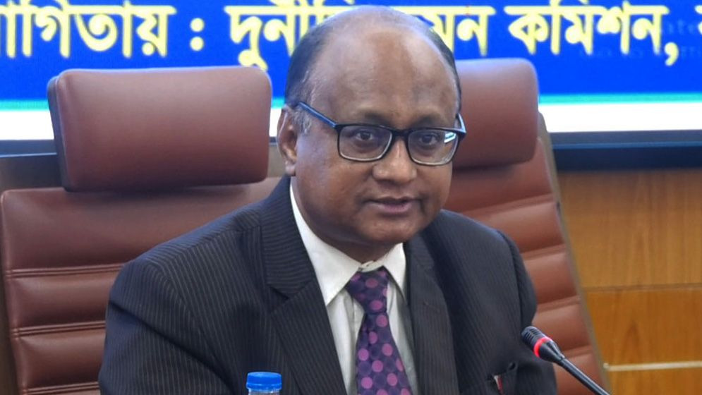 আমলারা এখন রাজনীতিকদের কাছে নতি স্বীকার করছেন: দুদক চেয়ারম্যান