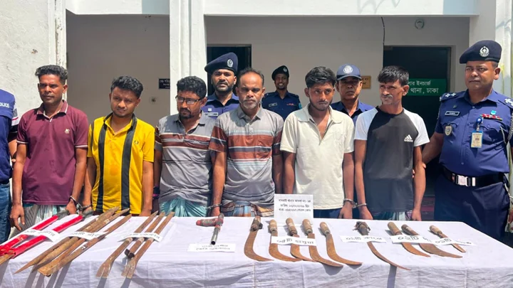 উদ্ধার হওয়া অস্ত্রসহ গ্রেপ্তার আন্তজেলা ডাকাত দলের ছয় সদস্য। স্ট্রিম ছবি 