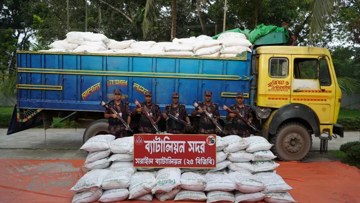উদ্ধারকৃত সারভর্তি ট্রাক। ছবি: সংগৃহীত