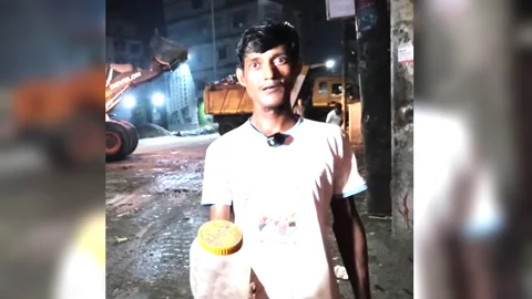 প্লাস্টিকের জার হাতে সিটি করপোরেশনের পরিচ্ছন্নতাকর্মী জাকির হো‌সেন। ছবি: সংগৃহীত
