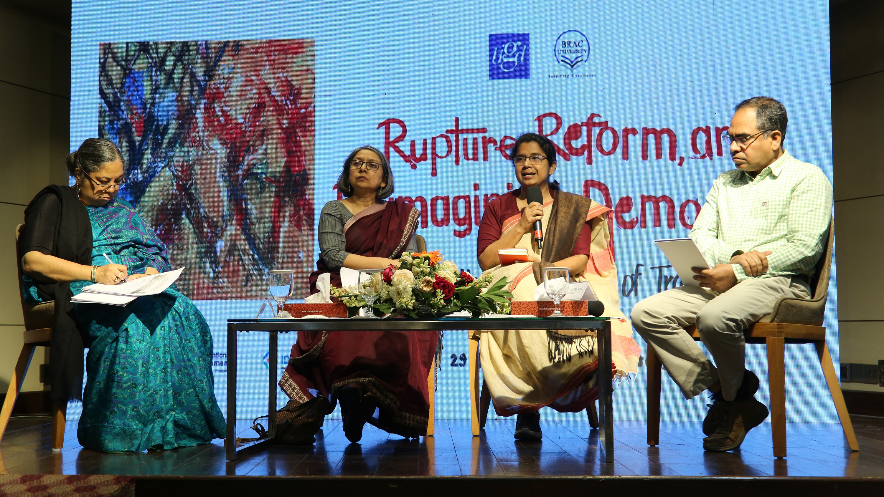 ‘পুরাতন বন্দোবস্তে ভাঙন, সংস্কার এবং গণতন্ত্রের পুনর্ভাবনা: ক্রান্তিকালে দুঃসহ পথচলা’ শীর্ষক অনুষ্ঠানে বক্তারা। ছবি: সংগৃহীত