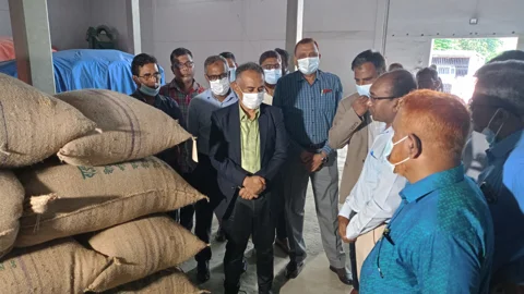 বিএমডিএর বীজ প্রক্রিয়াজাতকরণ কেন্দ্র পরিদর্শন করছেন চেয়ারম্যান হাসান জাফির তুহিন। স্ট্রিম ছবি