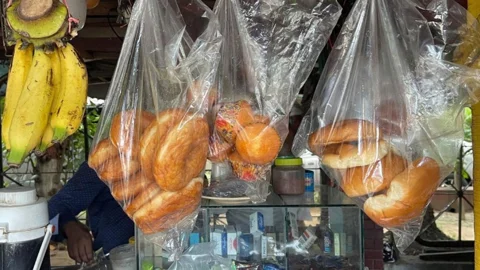 রাস্তার পাশে চায়ের দোকানে ঝুলিয়ে রাখা এসব বেকারি পণ্যের ওপর নির্ভরশীল নিম্নআয়ের শ্রমজীবীরা। ছবি: সংগৃহীত
