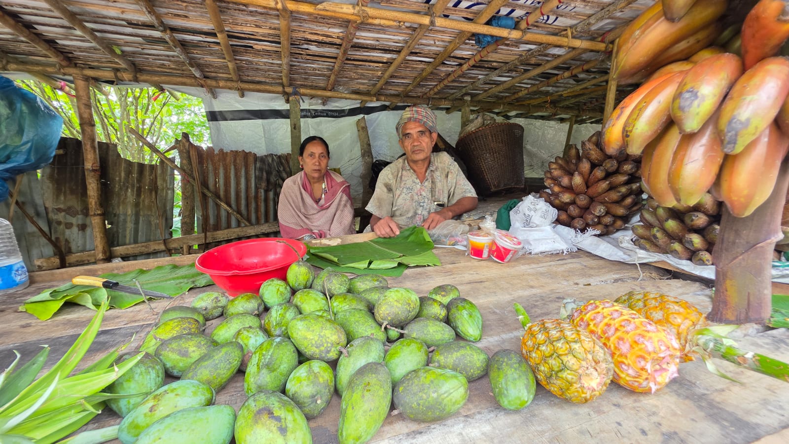 নীলগিরি সড়কের পাশে ছোট দোকানে উইরিং ম্রো ও তাঁর স্ত্রীর। স্ট্রিম ছবি