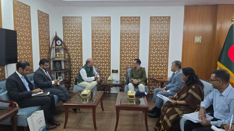 শিল্প ও বাণিজ্যমন্ত্রী খন্দকার আবদুল মুক্তাদিরের সঙ্গে ভারতীয় হাইকমিশনার দীনেশ ত্রিবেদী। ছবি: সংগৃহীত