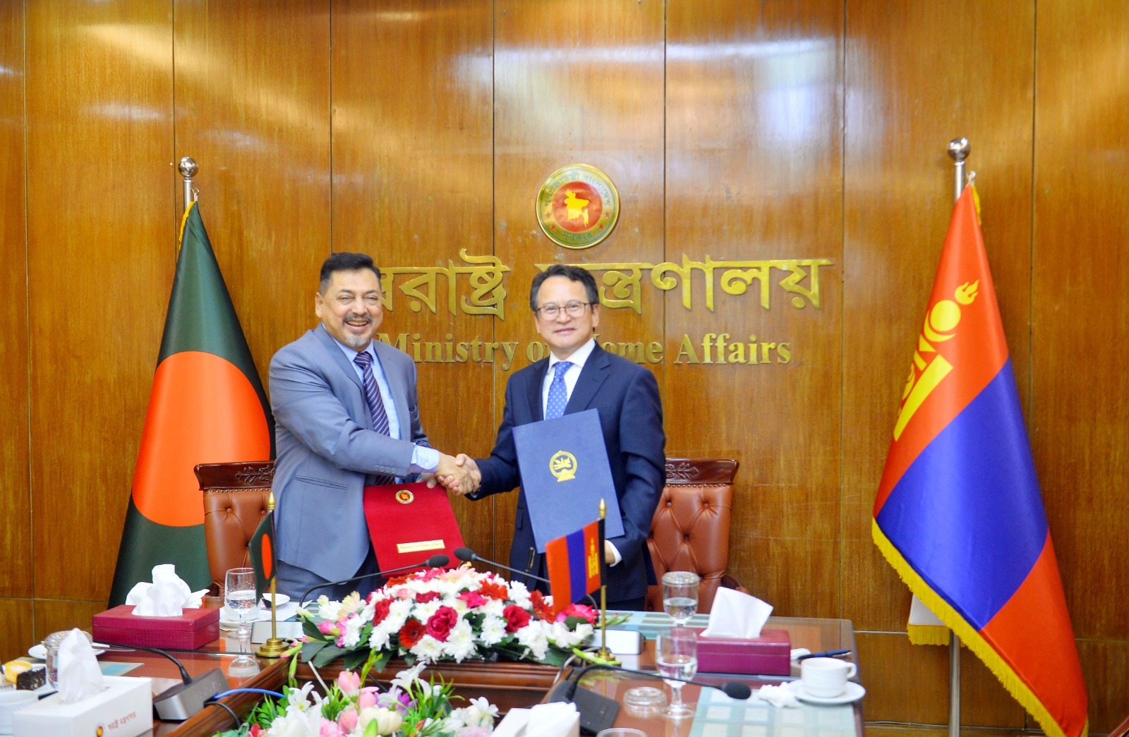 হাদির ওপর হামলা: কার্যালয় ঘেরাওয়ের পর স্বরাষ্ট্র উপদেষ্টার সঙ্গে বৈঠকে ডাকসু নেতারা