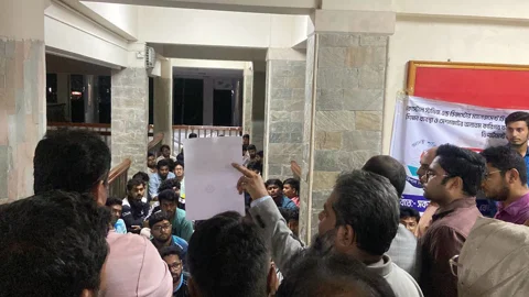 বরিশাল বিশ্ববিদ্যালয়ের কোস্টাল স্টাডিজ অ্যান্ড ডিজাস্টার ম্যানেজমেন্ট বিভাগের চেয়ারম্যানের পদত্যাগ দাবিতে শিক্ষার্থীদের আন্দোলন। স্ট্রিম ছবি