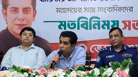 ভোলা প্রেসক্লাবে সাংবাদিকদের সঙ্গে মতবিনিময় সভায় তথ্য ও সম্প্রচার মন্ত্রী আন্দালিভ রহমান পার্থ। স্ট্রিম ছবি