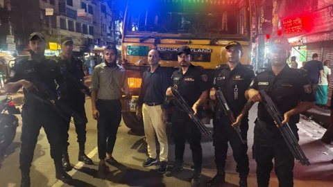 পুরান ঢাকার নয়াবাজারে অভিযান চালিয়ে ১০ ট্রাক বন্ডেড পণ্য আটক করেছে কাস্টমস গোয়েন্দা। ছবি: সংগৃহীত