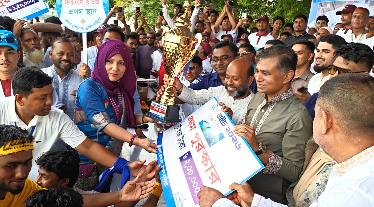 ব্রাহ্মণবাড়িয়ায় তিতাস নদীতে নৌকাবাইচে বিজয়ী নৌকার মাঝিদের হাতে পুরস্কার তুলে দেন অতিথিরা । স্ট্রিম ছবি