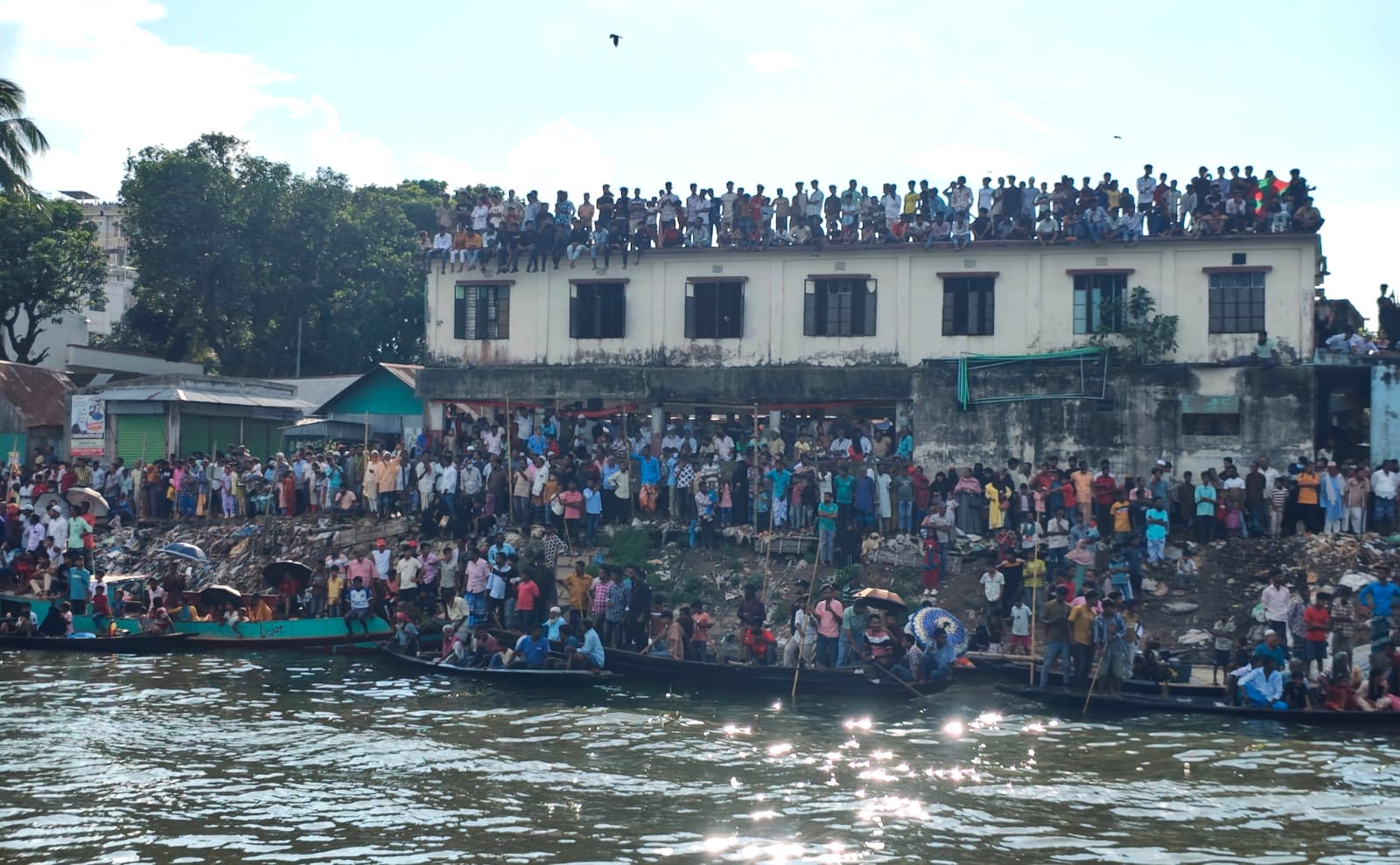 ব্রাহ্মণবাড়িয়ায় তিতাস নদীতে দুই বছর নৌকাবাইচ উপভোগ করল লাখো দর্শক। স্ট্রিম ছবি