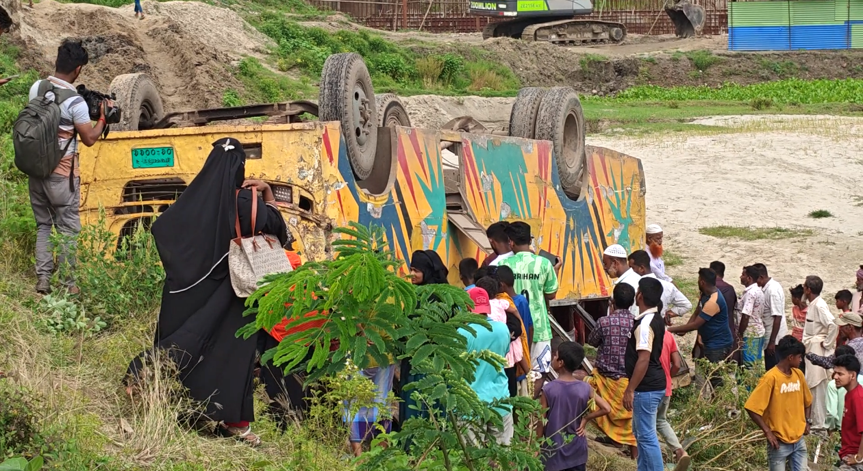 ব্রাহ্মণবাড়িয়ায় নিয়ন্ত্রণ হারিয়ে খাদে পড়ে যায় যাত্রী বোঝাই বাসটি। সংগৃহীত ছবি