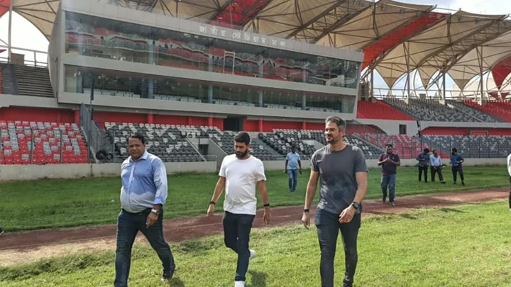 জাতীয় স্টেডিয়াম ঘুরে দেখছেন ব্রাজিল ফুটবল ফেডারেশনের প্রতিনিধি দল। ছবি: সংগৃহীত
