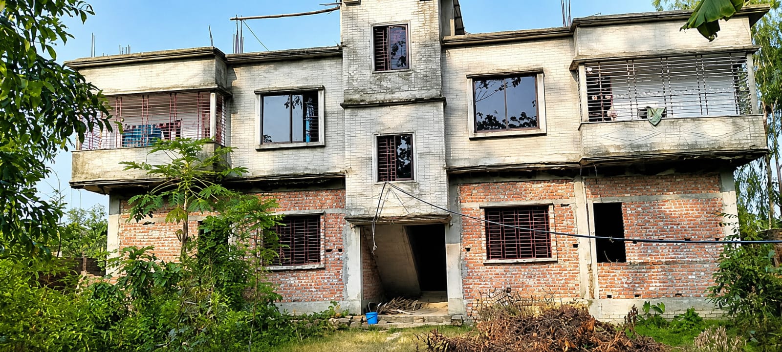 চার ভাইয়ের পরিবার একসঙ্গে থাকার স্বপ্নে তৈরি হচ্ছিল ভবন। স্ট্রিম ছবি