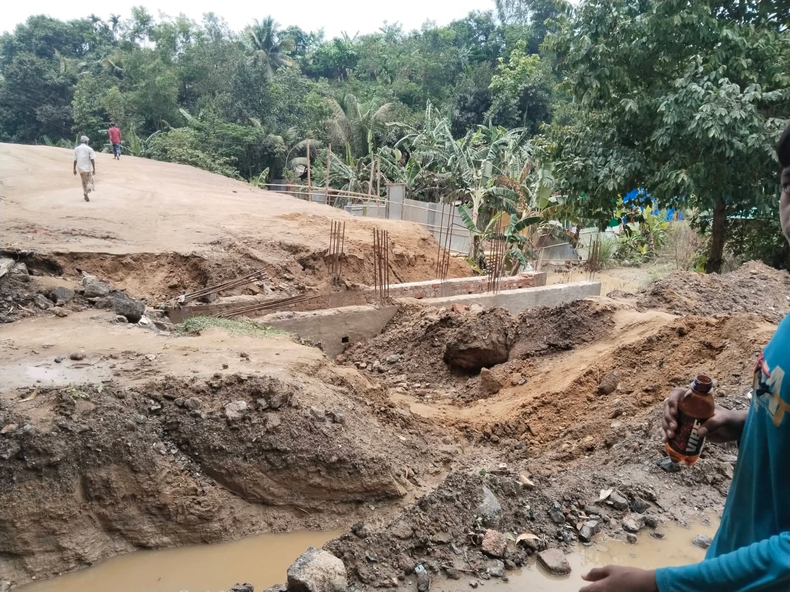 জঙ্গল সলিমপুরে আইনশৃঙ্খলাবাহিনীর যাওয়া ঠেকাতে পথে গভীর গর্ত করে সন্ত্রাসীরা। সংগৃহীত ছবি