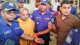 মায়ের শেষকৃত্যে অংশ নিতে ৫ ঘণ্টার প্যারোলে চিন্ময় দাস