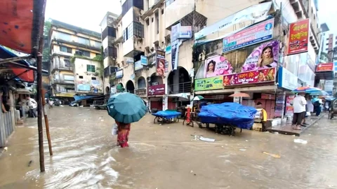 বৃষ্টিতে চট্টগ্রাম নগরীর বিপনি এলাকা জলাবদ্ধতা। স্ট্রিম ছবি