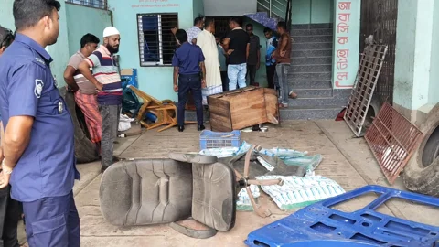 চুয়াডাঙ্গার দর্শনা রেলগেট এলাকায় ব্যবসায়ীর অফিসের হামলা। সংগৃহীত ছবি