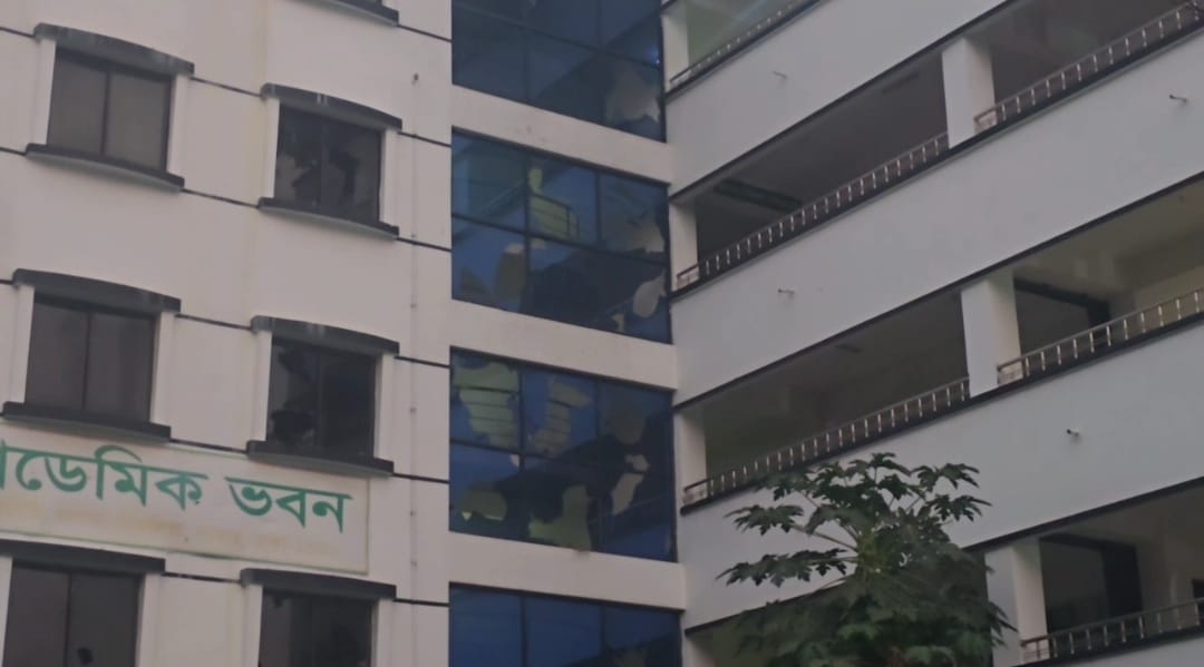 সিটি ইউনিভার্সিটির ক্যাম্পাসে ভাঙচুরের দৃশ্য। স্ট্রিম ছবি