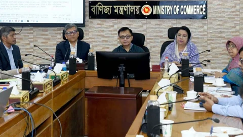 বিমানবন্দরের কার্গো হ্যান্ডলিং সক্ষমতা বৃদ্ধি ও ওয়্যারহাউজ নির্মাণের অগ্রগতি নিয়ে বাণিজ্য মন্ত্রণালয়ের বৈঠক। ছবি: সংগৃহীত