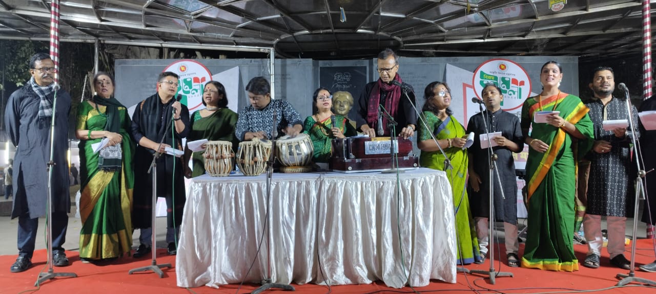 শহীদ বুদ্ধিজীবী দিবসে বিজয় বইমেলায় পাঠকের ঢল