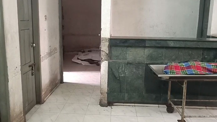 ঢামেক হাসপাতাল মর্গের কুলার বিকল থাকায় লাশ রাখা হচ্ছে মেঝে ও বারান্দায়। ছবি: সংগৃহীত
