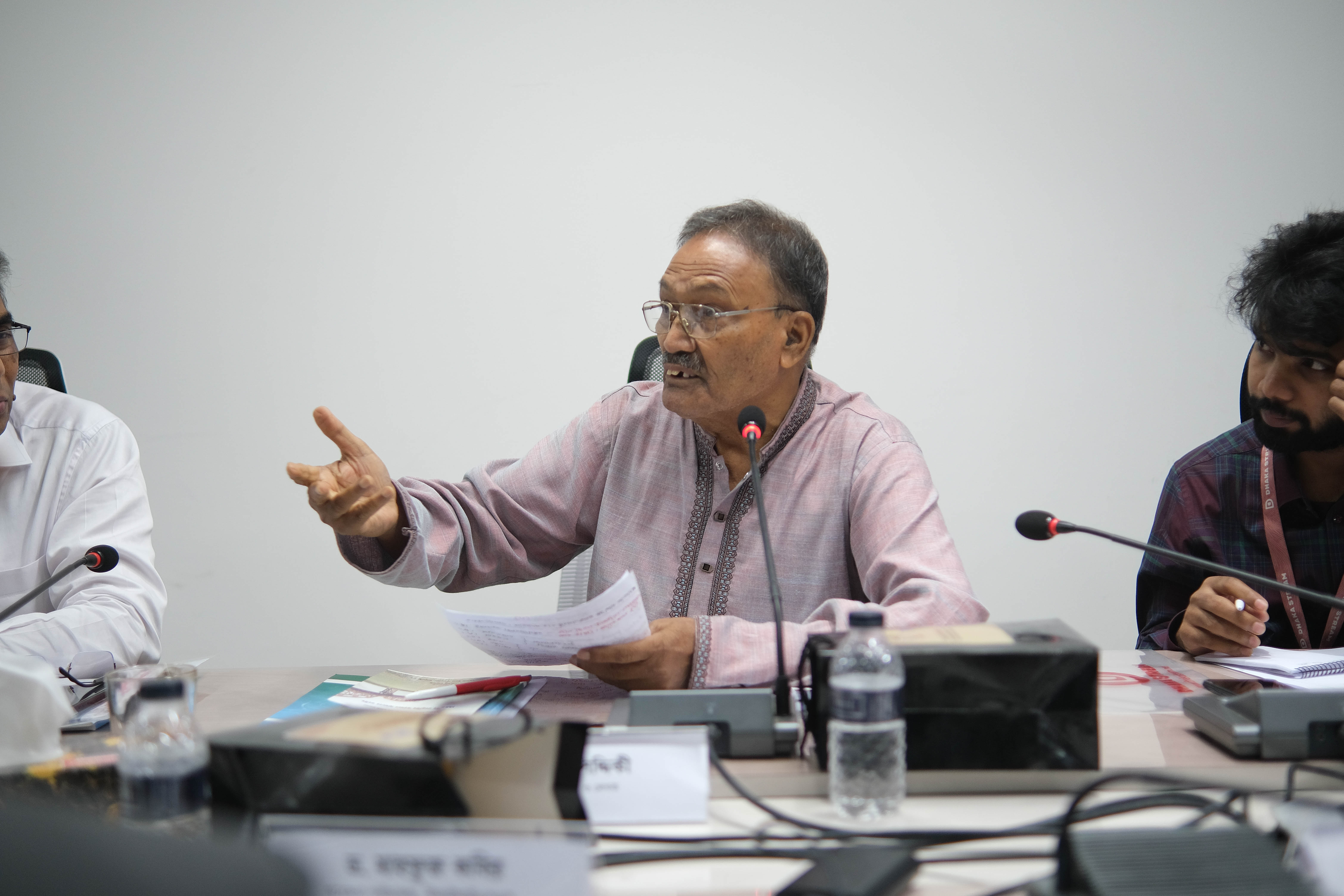 আলোচনায় নদী গবেষক ও লেখক মাহবুব সিদ্দিকী। স্ট্রিম ছবি