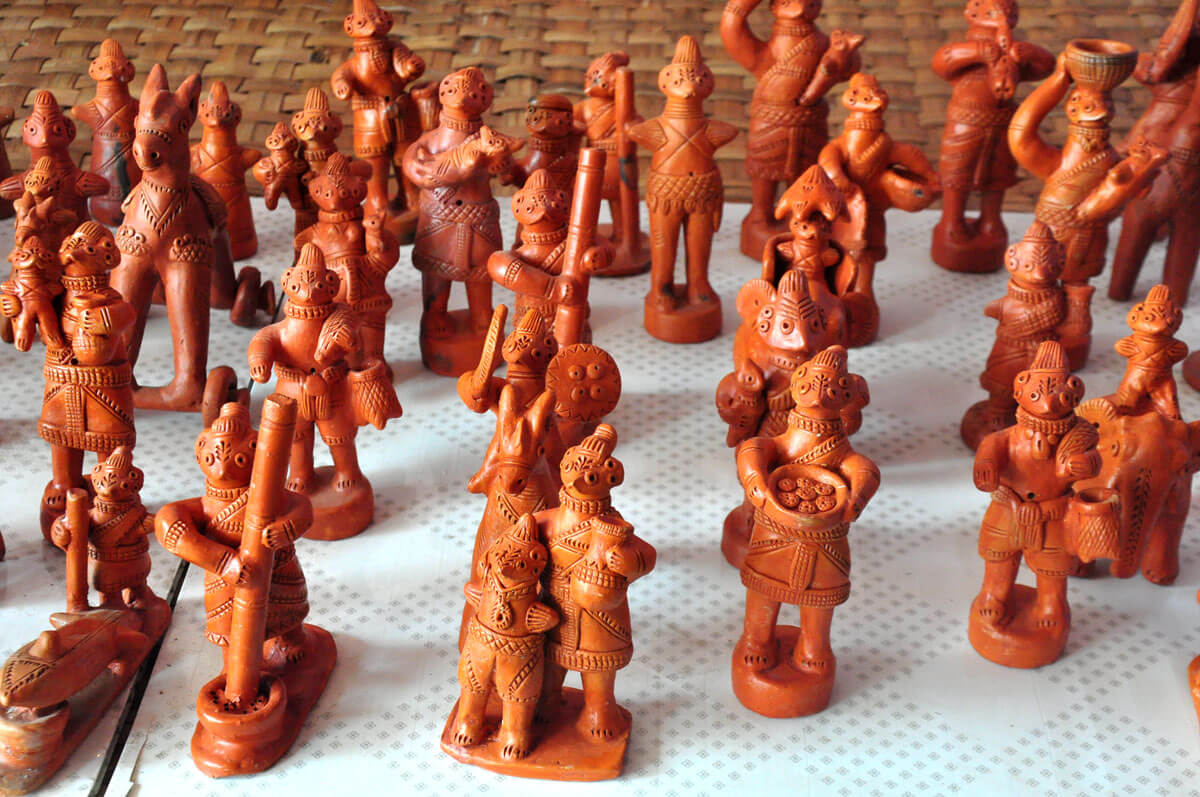 বৈশাখের রঙিন স্মৃতিতে অম্লান মাটির টেপা পুতুল