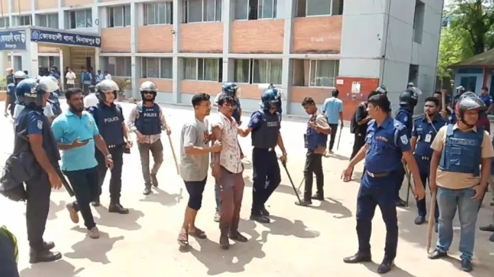 দিনাজপুরে পরিবহন শ্রমিকরা থানা অবরোধ করতে গেলে পুলিশ ও বিএনপির কর্মীদের সঙ্গে ধাওয়া-পাল্টা ধাওয়া হয়। ছবি: সংগৃহীত