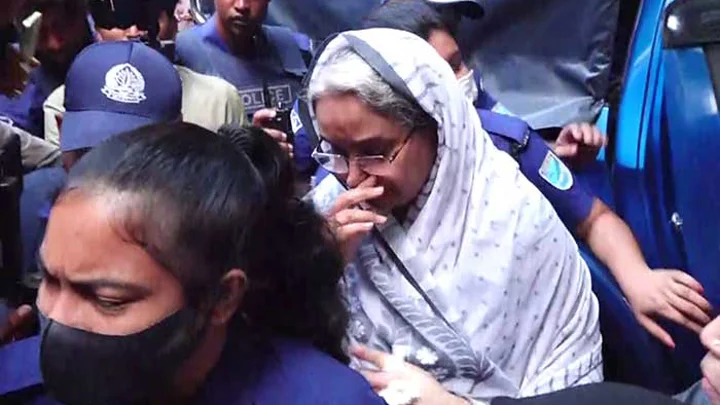 প্যারোলে মুক্তি নিয়ে স্বামীকে শেষ বিদায় জানান দীপু মনি। ছবি: সংগৃহীত