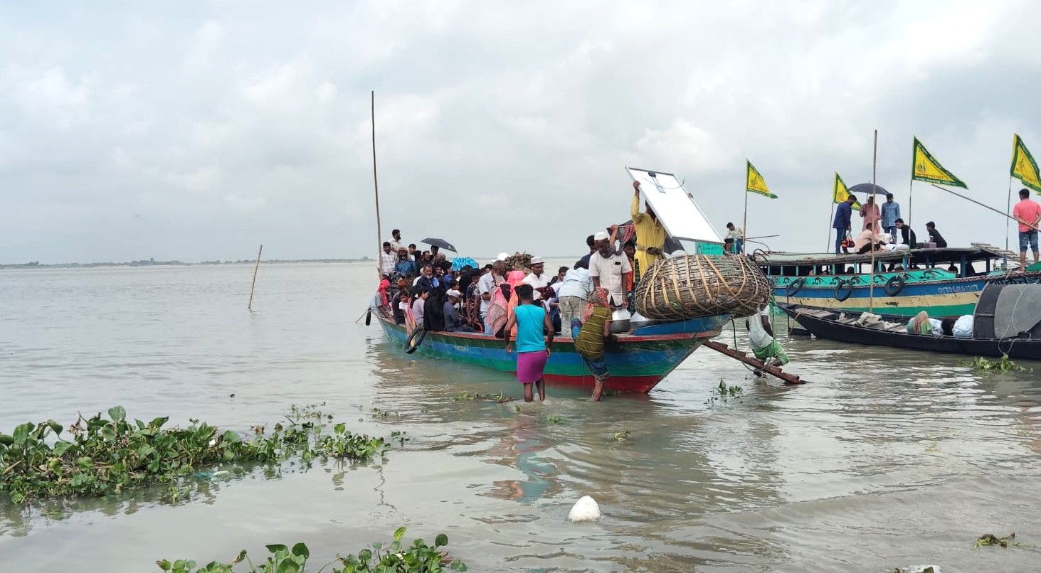 দিনে একটিমাত্র ট্রলারে পদ্ম নদী পার হন নন্দলালপুর চরের বাসিন্দারা। স্ট্রিম ছবি