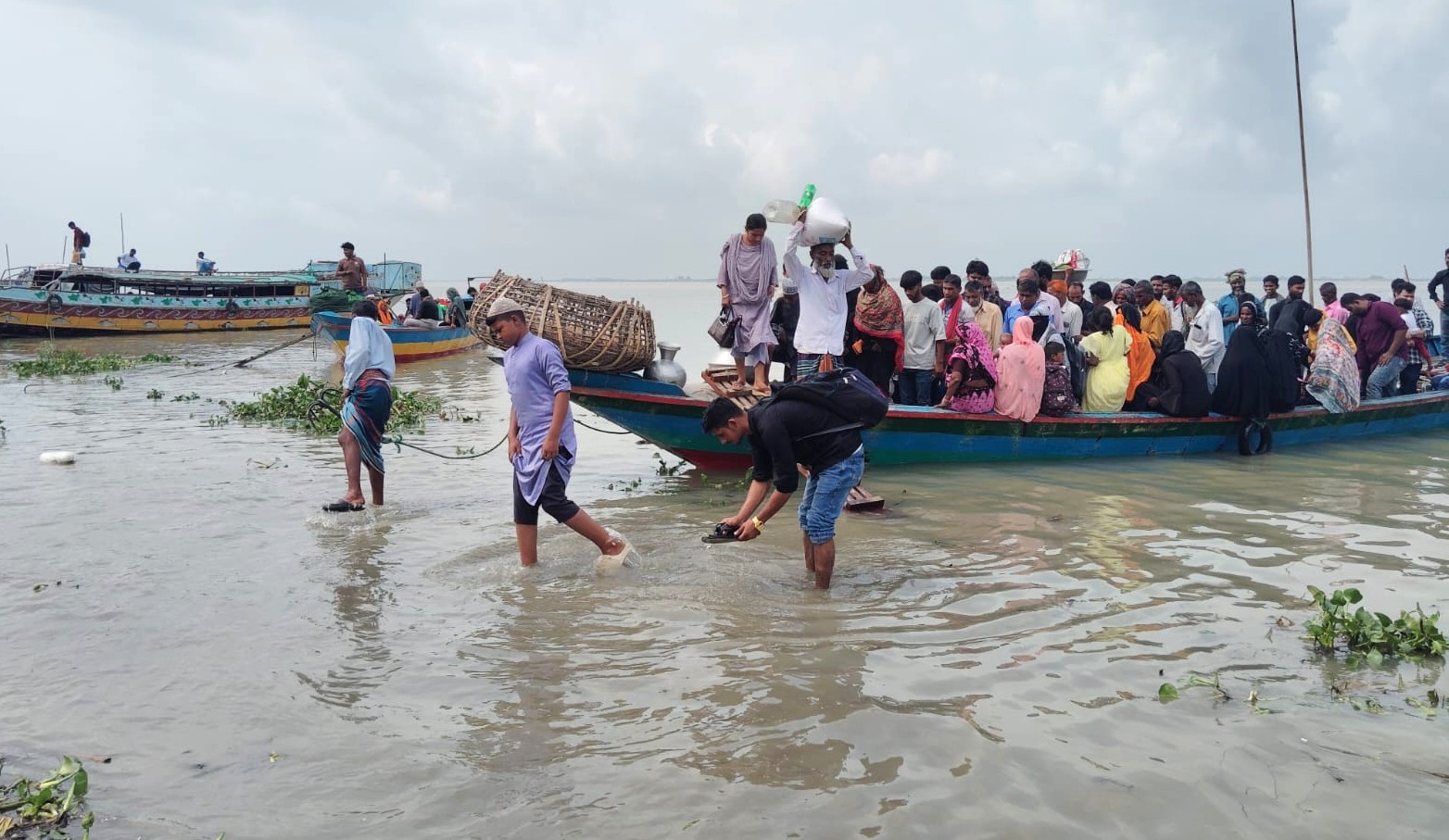 ট্রলারে ওঠা-নামার সময় পানি মারাতে হয় নন্দলালপুর চরের যাত্রীদের। স্ট্রিম ছবি