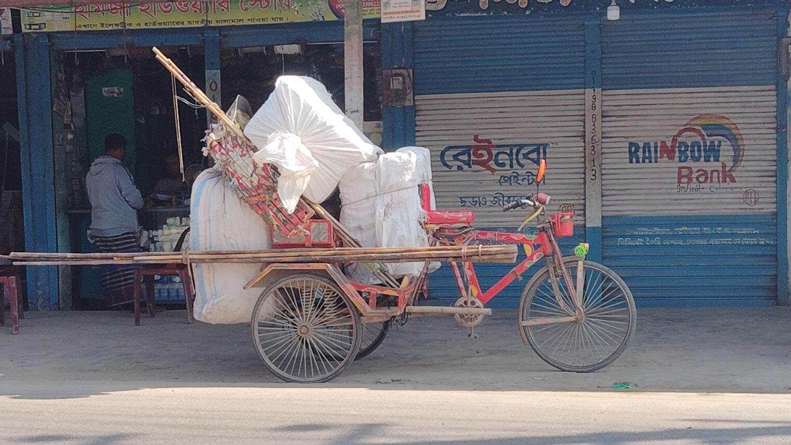 রিকশায় নিয়ে যাওয়া হচ্ছে দোকান তৈরির সরঞ্জাম ও পণ্য। স্ট্রিম ছবি