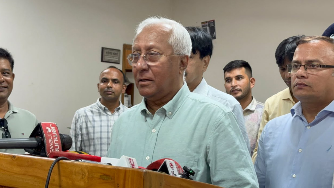 ঠাকুরগাঁও-১ আসনে উপনির্বাচনের তফসিল ঘোষণার পর সাংবাদিকদের সঙ্গে কথা বলেন ইসি সচিব আখতার আহমেদ। ছবি: সংগৃহীত