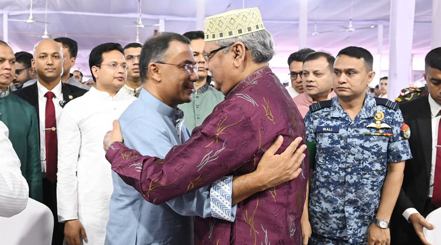 নামাজ শেষে রাষ্ট্রপতির সঙ্গে কোলাকুলি করেন প্রধানমন্ত্রী। বিএনপির ফেসবুক পেজ থেকে নেওয়া ছবি