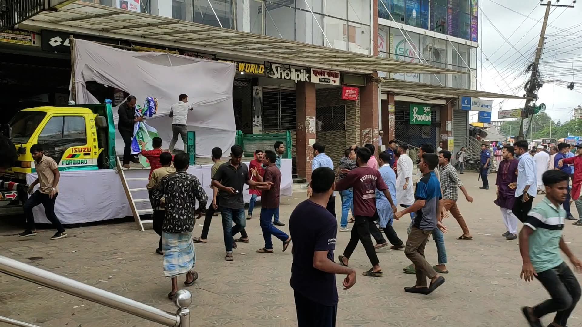 কক্সবাজারে এনসিপির গাড়িবহর আটকাল বিএনপি, চকরিয়ায় মঞ্চ ভাঙচুর