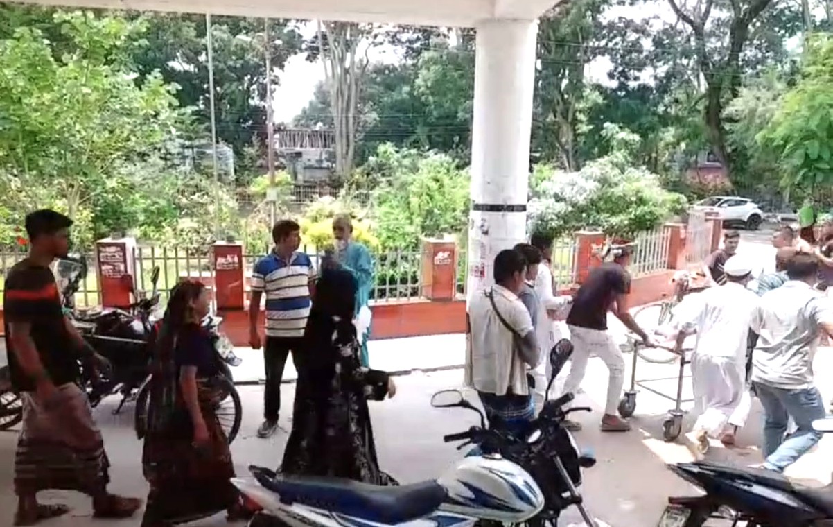ভাঙ্গার পূর্বপাড়ায় সংঘর্ষে আহত কয়েকজনকে নেওয়া হচ্ছে হাসপাতালে। স্ট্রিম ছবি