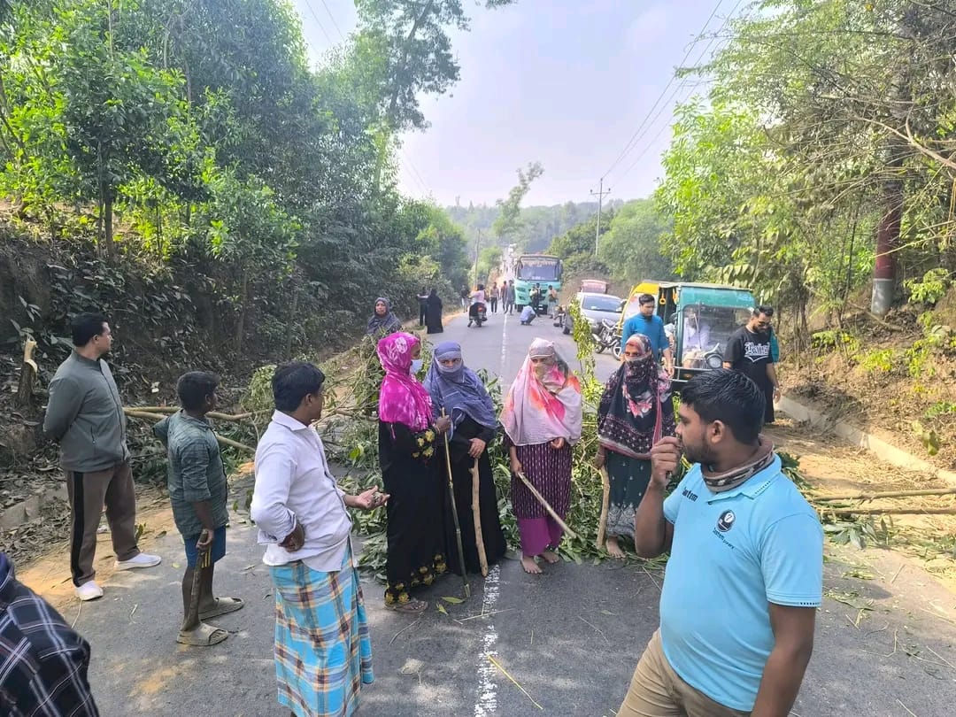 ফটিকছড়িতে সংরক্ষিত বনভূমিতে অবৈধস্থাপনা উচ্ছেদে স্থানীয়দের বাধা। সংগৃহীত ছবি
