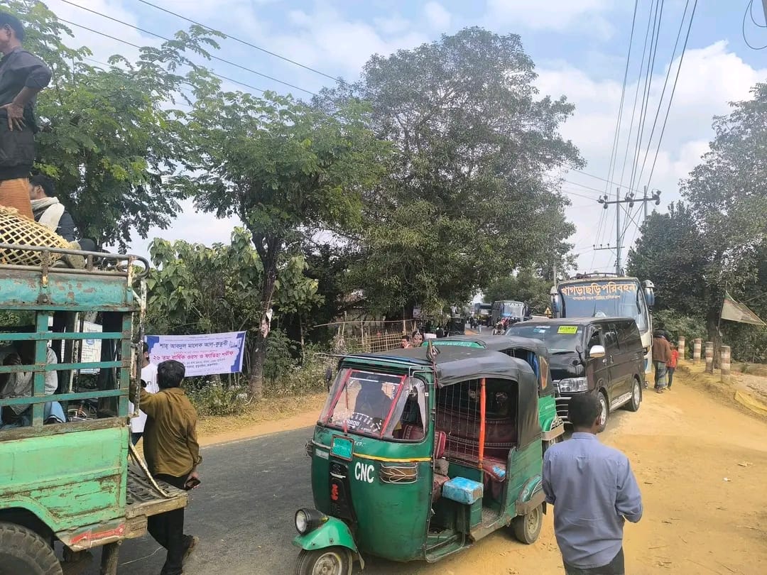 স্থানীয়দের অবরোধে চট্টগ্রাম–খাগড়াছড়ি আঞ্চলিক মহাসড়কে যান চালাচল বন্ধ। সংগৃহীত ছবি