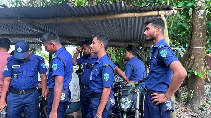 ফেনীর সোনাগাজী উপজেলার উত্তর চরচান্দিয়া এলাকায় নুসরাত জাহান রাফির বাড়িতে পুলিশ পাহারা। স্ট্রিম ছবি