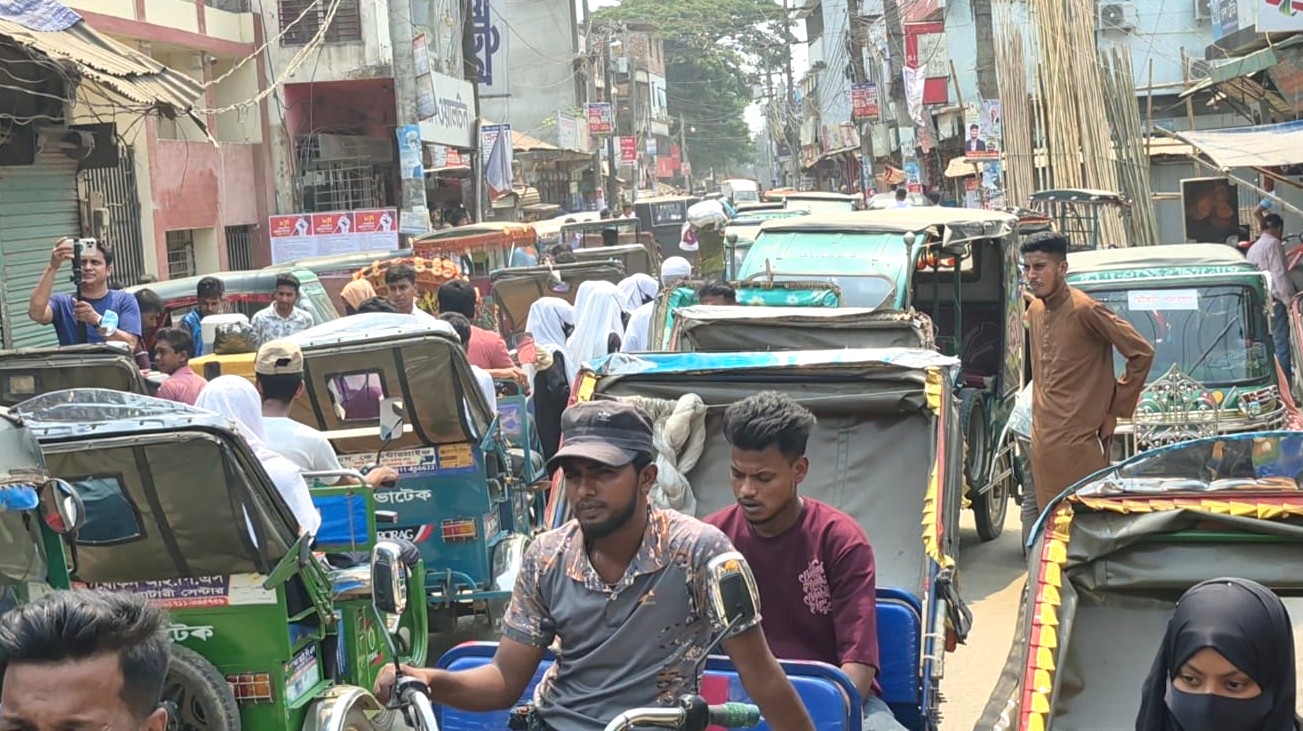 ফেনী শহরের রাস্তায় ব্যাটারিচালিত অটোরিকশার জট। স্ট্রিম ছবি