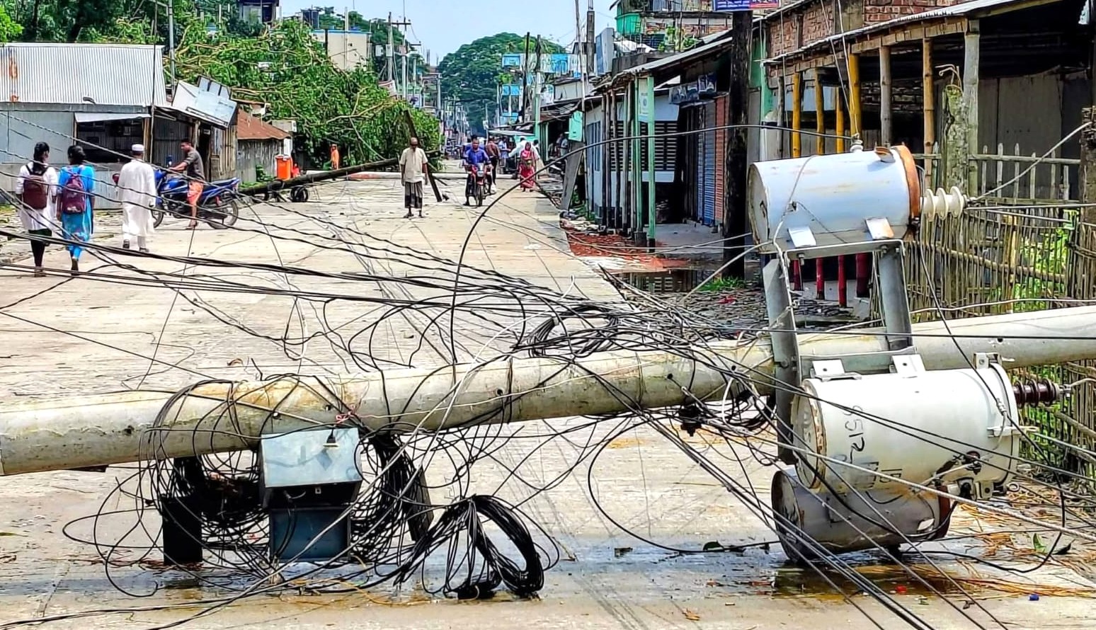 গাইবান্ধার সুন্দরগঞ্জে কালবৈশাখীতে ভেঙে পড়েছে বিদ্যুতের খুঁটি। সংগৃহীত ছবি