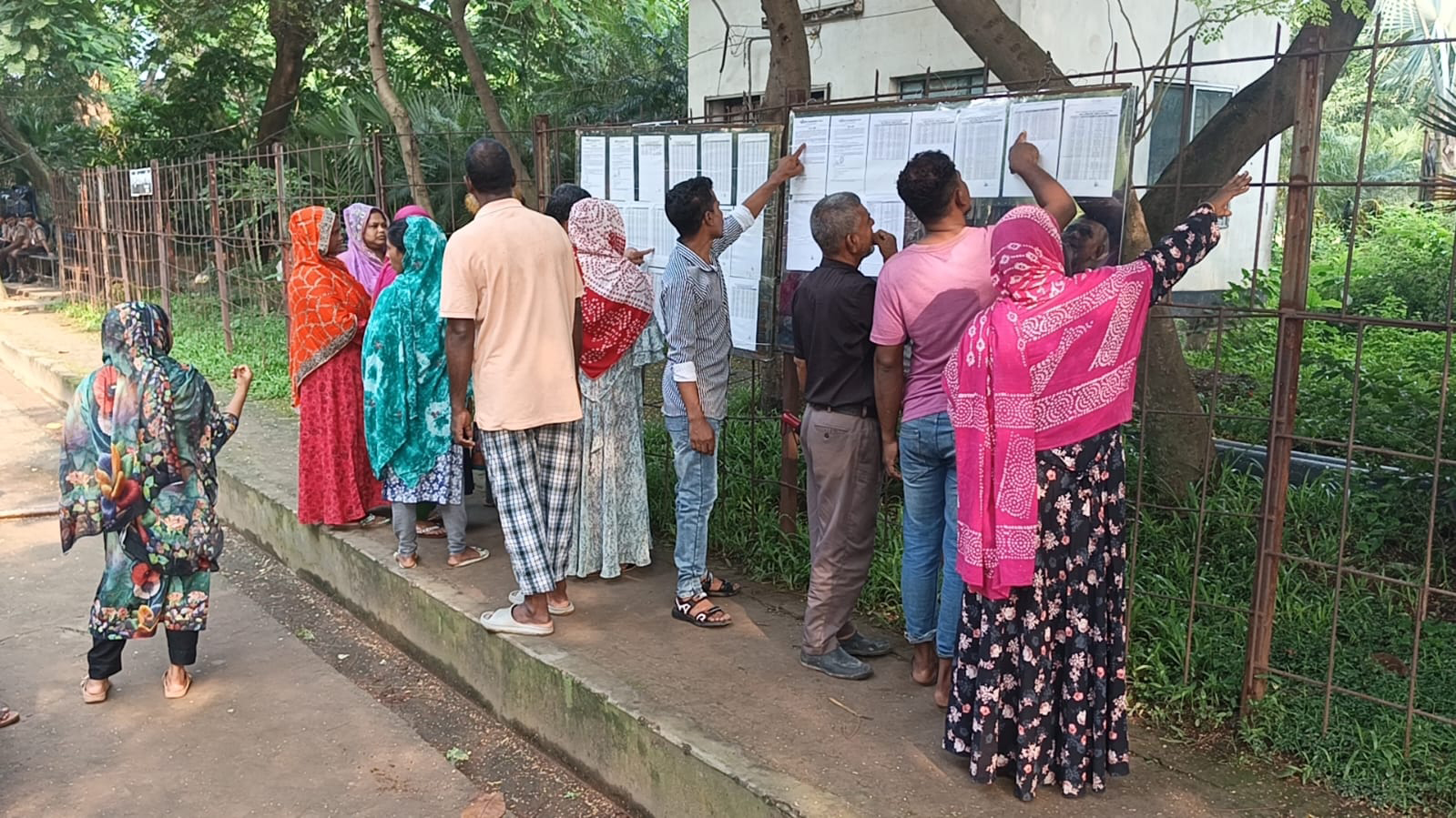 কারখানার নোটিশ বোর্ডে ছাঁটাই তালিকায় নিজের নাম পেয়ে হতাশা প্রকাশ করেন শ্রমিকেরা। স্ট্রিম ছবি